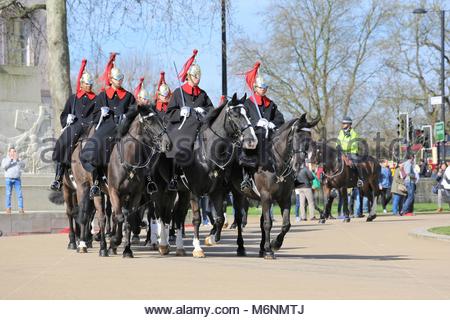 La Queen's guards passent par Londres à cheval sur une journée ensoleillée peu avant un rassemblement de l'UE à Westminster Banque D'Images