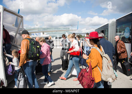 Ukrainiens et de voyageurs étrangers en transit à pied de la gare routière d'avion sur piste à l'Aéroport International Boryspil Kiev le 10 septembre 2017 je Banque D'Images