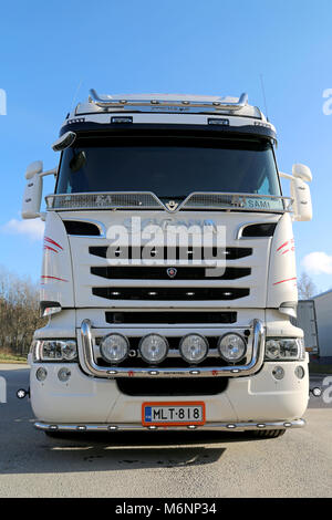 TURKU, FINLANDE - le 22 mars 2014 : Blanc Scania V8 camion et remorque en stationnement. Camion Scania avec un moteur Euro 6 camion prix Green award pour le seco Banque D'Images