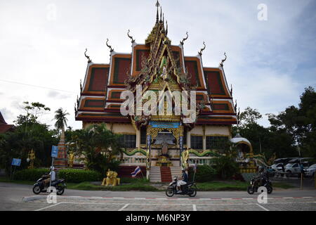 Trois des scooters à égale distance en passant par un somptueux temple bouddhiste thaïlandais centrée avec un fond de ciel bleu. Wat Laem Suwannaram, Bo Phut. Banque D'Images