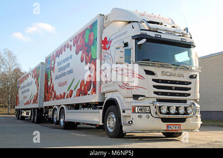 TURKU, FINLANDE - le 22 mars 2014 : Blanc Scania V8 camion et remorque en stationnement. Camion Scania G 410 avec moteur Euro 6 camion vert allemand wins 2014 env Banque D'Images