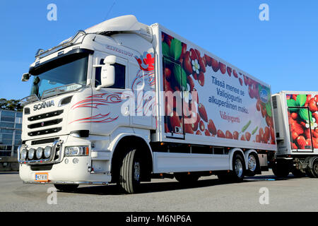 TURKU - Finlande - 22 mars ; 2014 : Blanc Scania V8 camion et remorque en stationnement. Camion Scania G 410 avec moteur Euro 6 w Banque D'Images