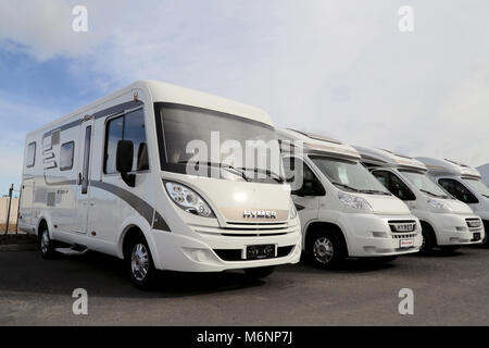 TURKU, FINLANDE - le 30 mars 2014 : camping-cars Hymer parqué dans une rangée. À partir de janvier 2014, l'Euro 5b + impliquent des normes d'émission les VR et cars. Banque D'Images