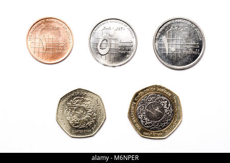 Pièces de monnaie jordanienne sur fond blanc Banque D'Images