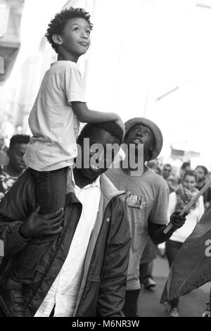 Savona, Italie - 15 octobre 2017 : jeune Africaine avec père-fille, à l'occasion d'un défilé anti-fasciste a organisé dans la ville de Savone Banque D'Images