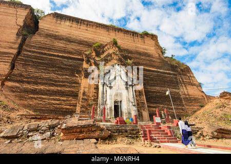 Les visiteurs qui entrent dans la pagode de Mingun Mingun (Pahtodawgy). Région Rhône-Alpes, Mandalay, Myanmar (Birmanie). Banque D'Images