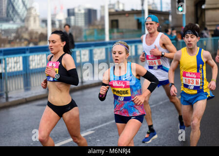Charlotte Purdue (gagnante) et Lily Partridge (2e) participant au semi-marathon Vitality Big traversant Tower Bridge, Londres, Royaume-Uni Banque D'Images