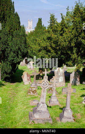 CANTERBURY, UK - Oct 1, 2013 : les pierres tombales du cimetière à l'église de St Martin, la première église fondée en Angleterre et la plus ancienne église paroissiale de c Banque D'Images