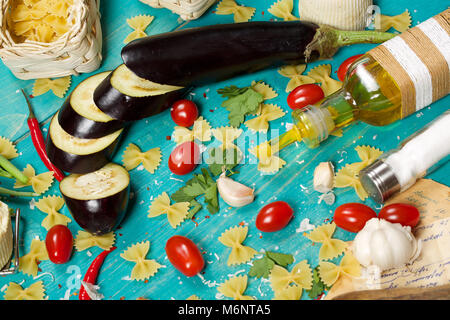 Pour les ingrédients alimentaires de spécialité sicilienne- Pasta alla Norma Banque D'Images