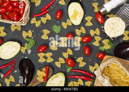 Pour les ingrédients alimentaires de spécialité sicilienne- Pasta alla Norma Banque D'Images