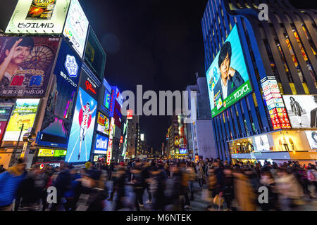 OSAKA, JAPON - DEC 15, 2018 : balades touristiques dans la nuit à la rue commerçante Dotonbori, à Osaka au Japon le février 15,2018 Banque D'Images