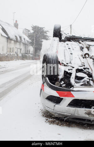 Voiture renversée après accident de la neige de l'hiver Banque D'Images