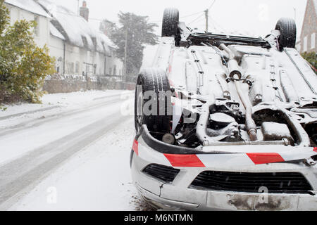 Voiture renversée après accident de la neige de l'hiver Banque D'Images