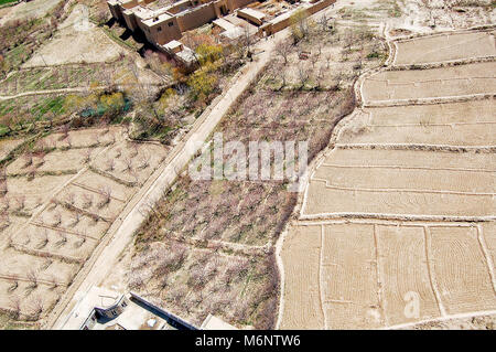 Photo aérienne prise entre Kaboul et Ghazni en Afghanistan avec des champs agricoles Banque D'Images