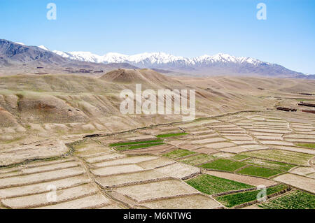 Photo aérienne de montagnes et collines prises entre Kaboul et Ghazni en Afghanistan avec des champs agricoles Banque D'Images