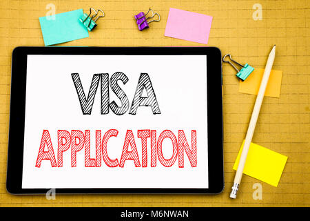 Parole, l'écriture Demande de visa. Concept d'affaires pour appliquer Passeport écrit sur ordinateur portable, fond en bois avec des post-it et un stylo Banque D'Images