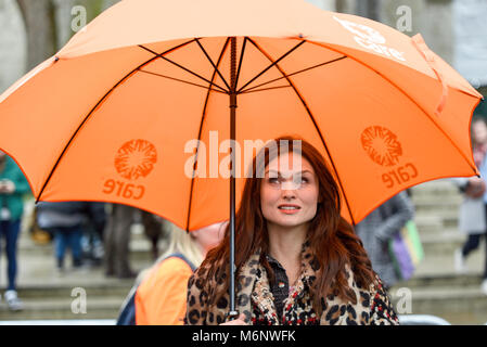 Brigitte Bardot avant de procéder à l'égalité des femmes le 4 mars Manifestation organisée par CARE International à Londres. La mise à l'abri de la pluie Banque D'Images