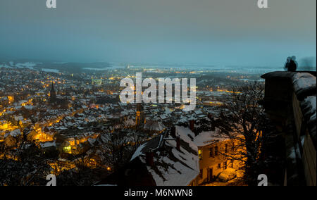 Wernigerode en hiver avec la neige et une vue panoramique de la ville au cours de l'aube. Banque D'Images