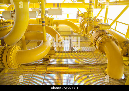 L'exploitation pétrolière et gazière de la plate-forme à distance, d'une tuyauterie et d'arrêt valve sur la plate-forme qui enracinée de une autre plate-forme puis mélanger ensemble à l'hub Banque D'Images