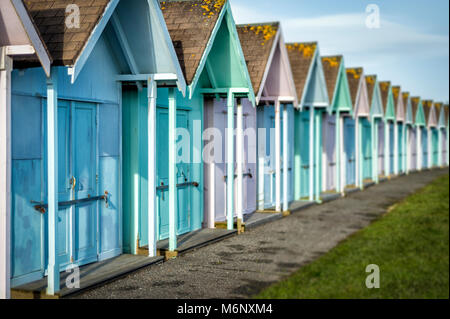 Rangée de couleur pastel beah refuges à Southsea, UK Banque D'Images