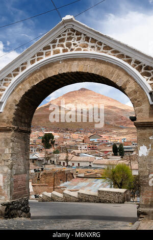 Dans Potosi Bolivie - la ville la plus haute du monde (4070m). Potosi est définie dans le contexte d'une montagne de couleur ranbow - Cerro Rico. Cityscape - Cerro Banque D'Images