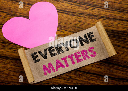 L'écriture de texte montrant tout le monde. Concept d'affaires pour l'égalité Respect écrit sur sticky note papier, fond de bois. Coeur rose avec des sens Banque D'Images