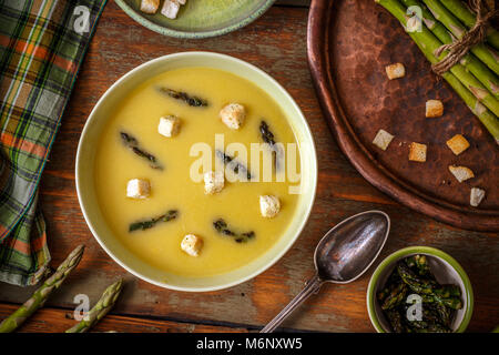 Soupe aux asperges crème sur fond de bois Banque D'Images