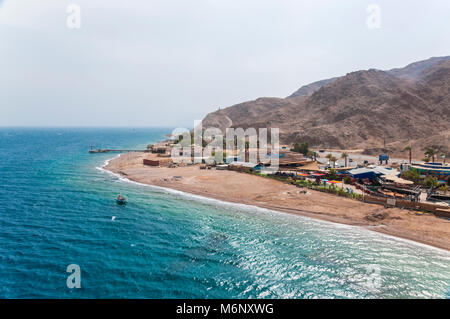 Eilat, Israël - 14 mai 2012 : La vue de la tour de l'Observatoire du Parc Marin d'Eilat. Montagnes du désert avec les parcs et frontière avec l'Egy Banque D'Images