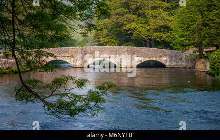 Pont sur la rivière à cheval à Wye Ashford dans l'eau près de Bakewell dans le Derbyshire Peak District UK Banque D'Images
