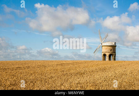 La tour en pierre voûtée unique de Chesterton moulin dans un champ de maïs d'or sur une journée ensoleillée - Warwickshire UK Banque D'Images