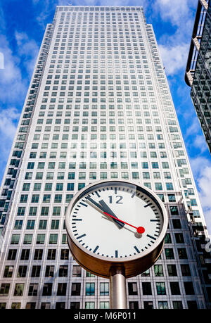 Une tour de Canada Square ou Canary Wharf et une horloge Le quartier financier de Canary Wharf est de Londres Banque D'Images