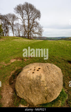 La borne Eyam avec trous pour le trempage des pièces dans du vinaigre pour payer les fournitures de Stoney Middleton pendant la peste ans - Derbyshire UK Banque D'Images