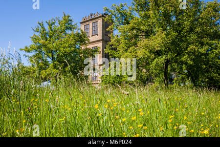 Voir d'Hardwick Hall dans le Derbyshire UK du verger jardin avec des arbres fruitiers et des prés de fleurs sauvages Banque D'Images