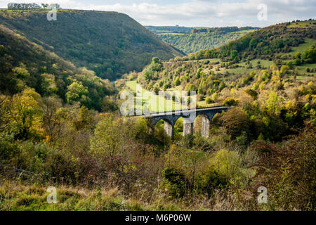 La pierre tombale viaduc traversant la rivière Wye et la belle vallée de Dale Monsal dans le Derbyshire Peak District UK Banque D'Images