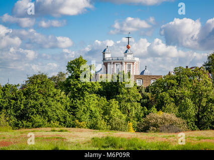 Le Royal Observatory Greenwich sur sa colline boisée dans le parc de Greenwich à Londres UK Banque D'Images