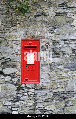 La Royal Mail britannique Post Box rouge situé dans mur de pierre Banque D'Images