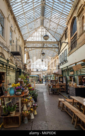 Tôt le matin, au marché de St Nicholas dans la vieille ville de Bristol trimestre un assortiment de petits négociants indépendants, cafés restaurants et stands de nourriture Banque D'Images