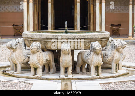 Grenade, Andalousie, Espagne - Février 5th, 2006 : Fontaine de la Cour des Lions (Patio de los Leones) dans le palais de l'Alhambra et la forteresse complexe. Banque D'Images