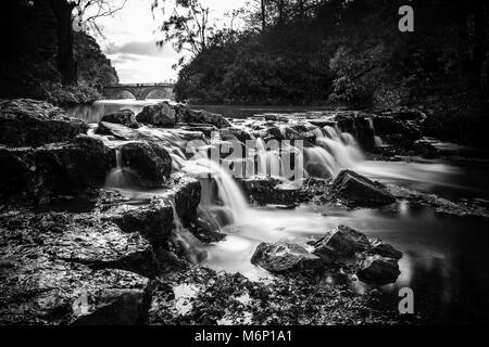 Une longue exposition de la cascade de Clumber Park Lake Banque D'Images