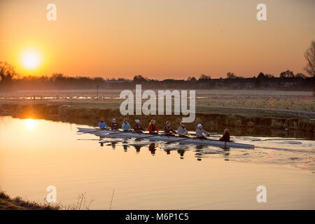 Les rameurs sur la rivière Cam à Cambridge au lever du soleil le samedi matin (24 février) bravant les températures sous zéro.temps froid est prévu pour la semaine prochaine. La Grande-Bretagne est fixé pour la semaine de février le plus froid en cinq ans que le gel air arrive de Russie. Les températures ont chuté en dessous de -7C dans les premières heures du samedi et la période de froid devrait s'intensifier à partir de la nuit de dimanche à lundi. Le Met Office a émis une alerte orange météo froide, qui avertit de l'augmentation des risques pour la santé des personnes vulnérables et des personnes âgées. Banque D'Images