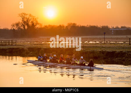 Les rameurs sur la rivière Cam à Cambridge au lever du soleil le samedi matin (24 février) bravant les températures sous zéro.temps froid est prévu pour la semaine prochaine. La Grande-Bretagne est fixé pour la semaine de février le plus froid en cinq ans que le gel air arrive de Russie. Les températures ont chuté en dessous de -7C dans les premières heures du samedi et la période de froid devrait s'intensifier à partir de la nuit de dimanche à lundi. Le Met Office a émis une alerte orange météo froide, qui avertit de l'augmentation des risques pour la santé des personnes vulnérables et des personnes âgées. Banque D'Images