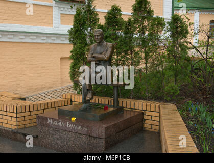 Sculpture commémorative à la maison de l'écrivain russe Mikhaïl Boulgakov dans descente Andriyivskyy à Kiev, Ukraine. Banque D'Images