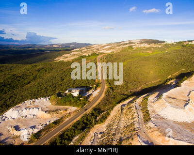 Voler au-dessus de l'autoroute dans la région de Minas Gerais, Brésil Banque D'Images