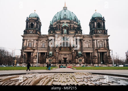 Les gens passent devant la façade principale de la Cathédrale de Berlin dans le quartier de Mitte. Berlin, Allemagne Banque D'Images