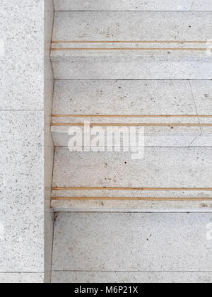 Un fragment d'un escalier fait de marches en marbre avec inserts en bronze. Banque D'Images