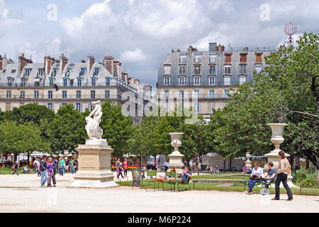 Paris, France, Juin 22 : les Parisiens et les visiteurs de la ville, se reposer dans le parc des Tuileries, le 22 juin 2012 à Paris. À partir de la série de la vie Banque D'Images