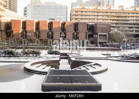 LONDON, UK -28th May 2018 : Fortes chutes de neige le acrossed Barbican lake causés par une tempête de neige Emma. Banque D'Images