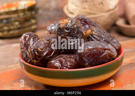 Moyen Orient traditionnel dessert, une nourriture saine, big medjool dates fruits servis sur la table en bois ancien Banque D'Images