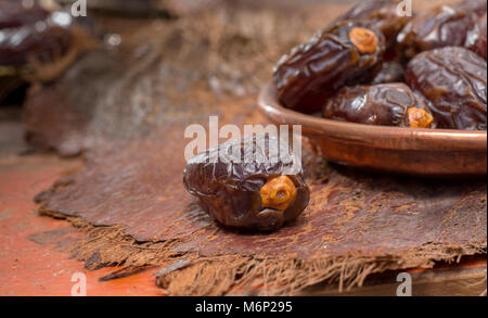 Moyen Orient traditionnel dessert, une nourriture saine, big medjool dates fruits servis sur la table en bois ancien Banque D'Images