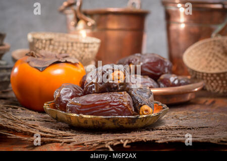 Moyen Orient traditionnel dessert, une nourriture saine, big medjool dates fruits servis sur la table en bois ancien Banque D'Images